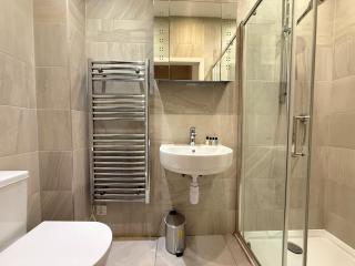 Stylish 2 Bedroom Apartment in Heart of City - 3
