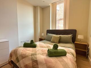 Stylish 2 Bedroom Apartment in Heart of City - 7