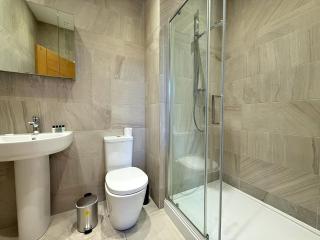 Stylish 2 Bedroom Apartment in Heart of City - 4