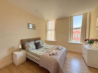 Stylish 2 Bedroom Apartment in Heart of City - 2
