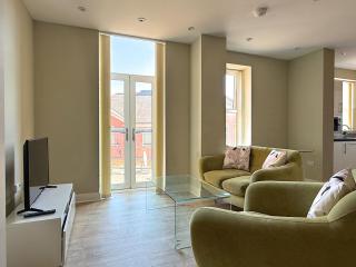 Stylish 2 Bedroom Apartment in Heart of City - 1