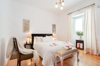 Bright and Charming 1BR Apt w Sea Views Near Shore - 4