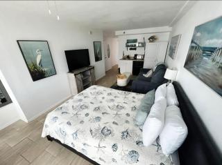 Oceanview studio w/queen bed, pool, tiki bar - 8