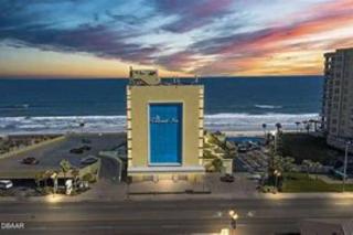 Oceanview studio w/queen bed, pool, tiki bar - 3