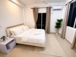 10-Min Airport Shuttle, 1-Min Beach, 2BR SeaView Terrace & SmartLock - Breezy Home - 7