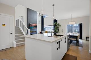 NEW Upscale Home, Kitchen, BBQ, AC, Backyard & more - 4