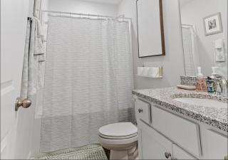 Luxe 4BR Townhome with Entertainment Area -10 mins from Airport - Morrow - 6