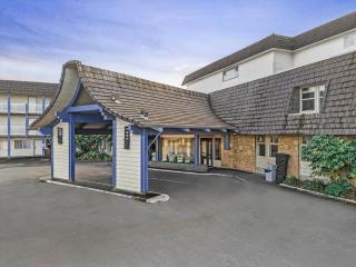 Ocean View Pet-Friendly 1-Bedroom Family Suite - Pool and Hot Tub - 8
