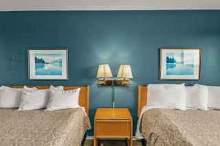 Family Suite for 6 with Fireplace and Kitchen - Pool and Hot Tub - 2
