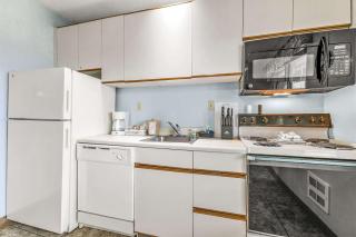 Family Suite for 6 with Fireplace and Kitchen - Pool and Hot Tub - 1