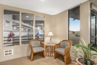 1-Bedroom Family Suite for 6 with Kitchen - Pool and Hot Tub - 3