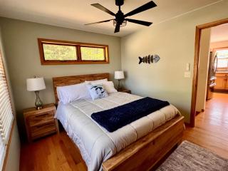 Lakehouse Near Pictured Rocks Sleeps 12, Kayaks & Game Room - 4
