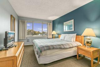 1-Bedroom Family Suite for 4 with King Bed - Pool and Hot Tub - 7
