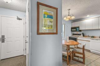 1-Bedroom Family Suite for 4 with King Bed - Pool and Hot Tub - 4