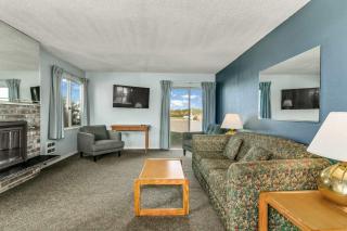 Pet-Friendly 2-Bedroom Family Suite with Fireplace - Pool and Hot Tub - 6