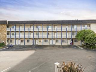 Pet Friendly Suite with Kitchen and Patio - Pool and Hot Tub - 9