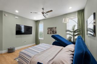 Black House - Downtown Elegance with HotTub and King Beds - 9