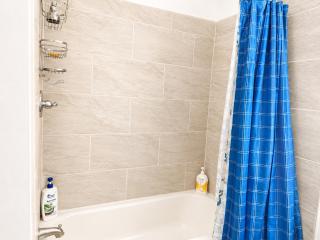 East Riverdale Enchanting 4 bedroom with 2 full bathrooms - 9