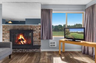 2 Bedroom Family Suite Condo with King Bed - Sleeps 8 - Pool and Hot Tub - 9