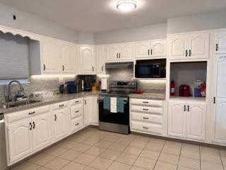 East Riverdale Enchanting 4 bedroom with 2 full bathrooms - 4