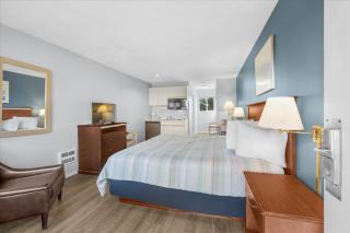 King Studio with Kitchenette - Pet-Friendly - Pool and Hot Tub - 6