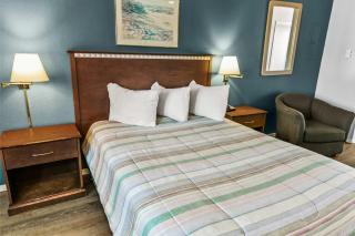 Pet-Friendly Ground Floor Studio with Kitchenette - Pool and Hot Tub - 6