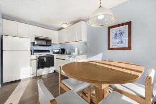 Ground Floor 2-Bedroom Suite - Pet Friendly - Fireplace and Kitchen - Pool and Hot Tub - 7
