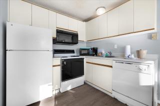 Ground Floor 2-Bedroom Suite - Pet Friendly - Fireplace and Kitchen - Pool and Hot Tub - 9