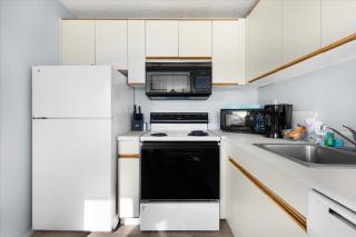 Ground Floor 2-Bedroom Suite - Pet Friendly - Fireplace and Kitchen - Pool and Hot Tub - 1