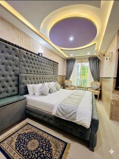 FAKHAR INTERNATIONAL HOTEL! ONE minute walk From MALL ROAD MURREE l Hot Water l Backup Light l Covered Car Parking l - 7