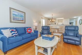Stunning 3 Bedroom Condo-Recently Renovated-Fairways Unit D - 7