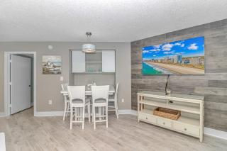 Immaculate! Beautifully Renovated Oceanfront 1 Bedroom Suite - Sleeps 4! - Roxanne Towers Unit 804 - 4
