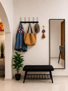 Victoria's Spacious Apartment - 3