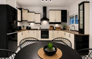Victoria's Spacious Apartment - 2
