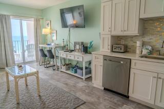 Luxurious Oceanfront Queen Suite - Completely Renovated & sleeps 2-4! Palace Resort Unit 701 - 4