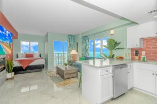 Luxurious Oceanfront Queen Suite - Fully Renovated! Palace Resort 1203 - 2