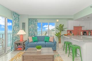 Luxurious Oceanfront Queen Suite - Fully Renovated! Palace Resort 1203 - 1
