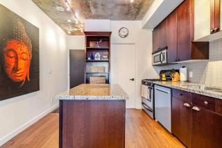 Stylish King West Condo Near FIFA & BMO Field - 2
