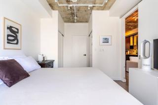 Stylish King West Condo Near FIFA & BMO Field - 4