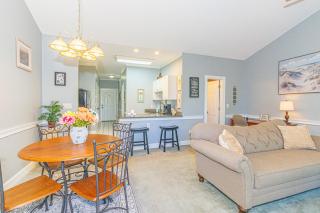 Beautifully Updated Top Floor 1 Bedroom Condo - Riverwalk at Arrowhead Country Club - Unit 302 - 2