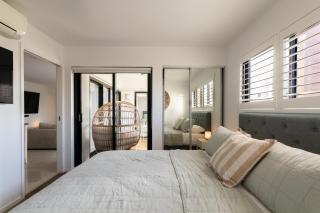 Modern Broadbeach Apartment City View - 5