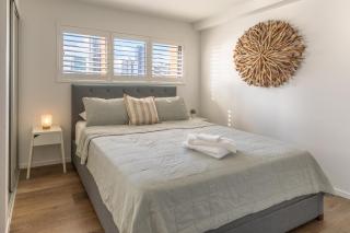Modern Broadbeach Apartment City View - 6