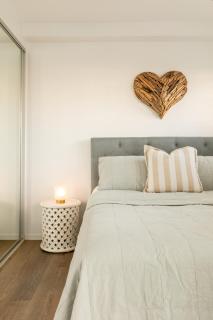 Modern Broadbeach Apartment City View - 4