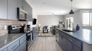Landing Stylish 1BD Yoga Studio Pool - 4