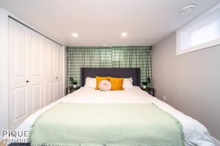 Modern Urban Escape -King Bed -Pet Friendly - Free Parking & Netflix - Fast Wi-Fi - 5