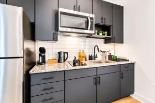 Sleek DT Suite Rooftop, Pool, Gym Access - 9