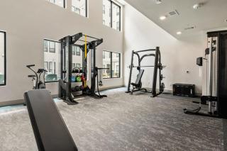 Sleek DT Suite Rooftop, Pool, Gym Access - 2