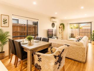 Spacious 4B Near Logan with Parking - 0