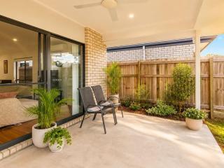 Spacious 4B Near Logan with Parking - 8