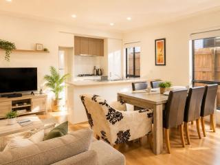 Spacious 4B Near Logan with Parking - 5